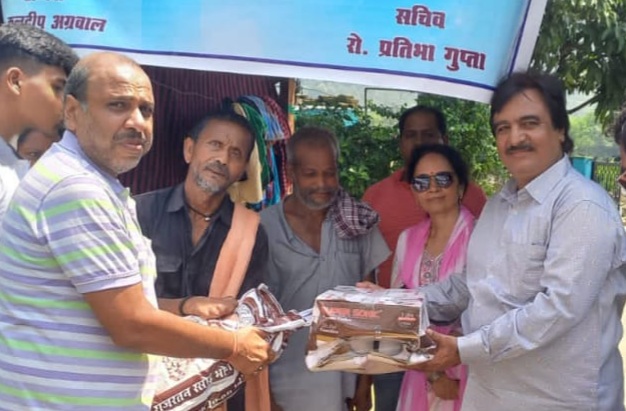 रोटरी क्लब ने कुष्ठ आश्रम पीड़ितों को बांटी राहत सामग्री