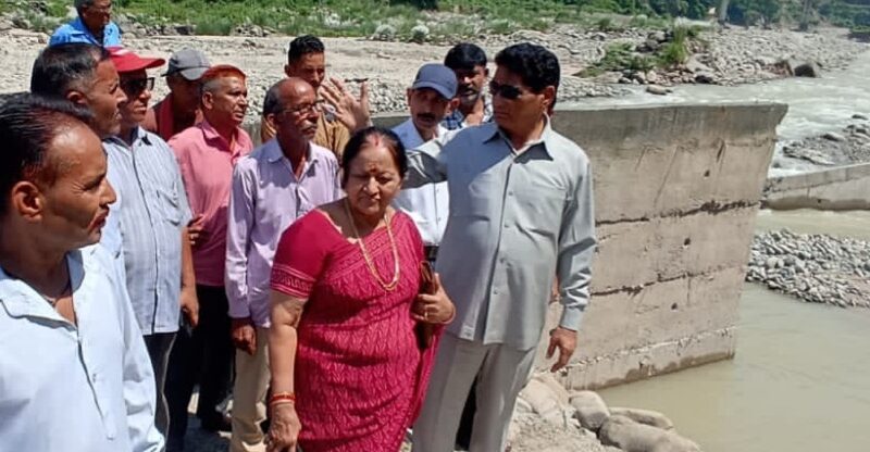 महापौर व पूर्व कैबिनेट मंत्री ने ग्रास्टनगंज में बाढ़ से हुए नुकसान का लिया जायजा