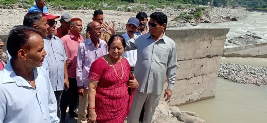महापौर व पूर्व कैबिनेट मंत्री ने ग्रास्टनगंज में बाढ़ से हुए नुकसान का लिया जायजा
