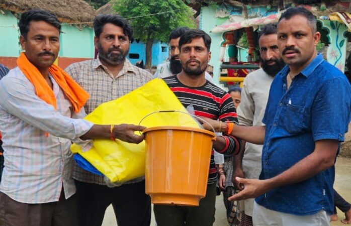 भाजपा जिलाध्यक्ष बीरेंद्र रावत ने वन गुजरों को पहुंचायी आपदा राहत सामग्री