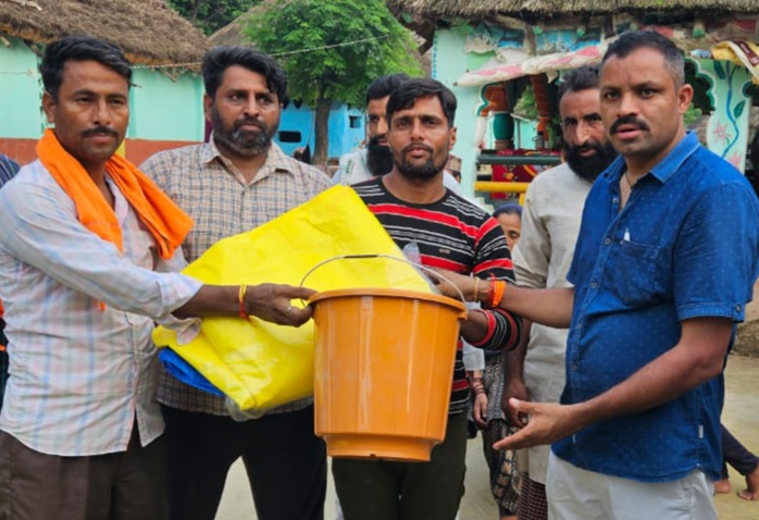 भाजपा जिलाध्यक्ष बीरेंद्र रावत ने वन गुजरों को पहुंचायी आपदा राहत सामग्री