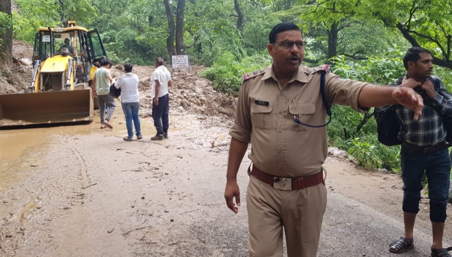 एनएच 534 से मलबा हटाने में मददगार बन रही पुलिस