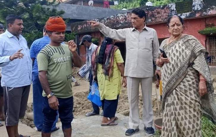 पूर्व कैबिनेट मंत्री सुरेंद्र सिंह नेगी व महापौर ने किया आपदाग्रस्त क्षेत्रों गिवाई स्रोत, स्नेह, लालपानी, बहेड़ा स्रोत, सिमलचौड़ का दौरा