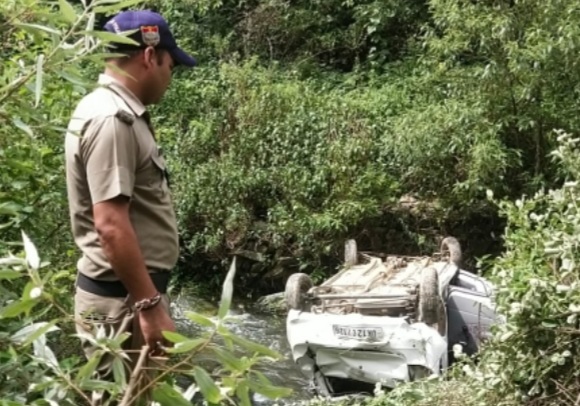 बीरोंखाल में गहरी खाई में गिरी कार, एक की मौत, दो घायल
