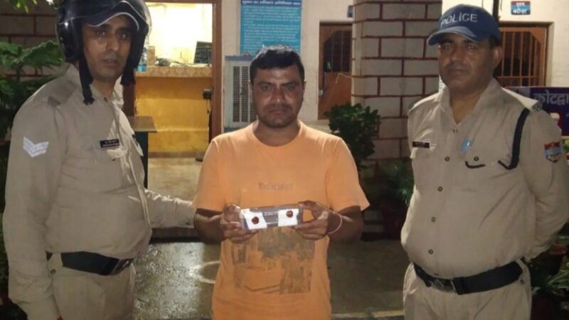 सट्टा लगाते हुए एक गिरफ्तार, 4250 रुपये बरामद
