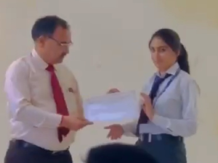 भगवंत ग्लोबल विश्वविद्यालय के विद्यार्थियों ने बनाई मनमोहक राखियां