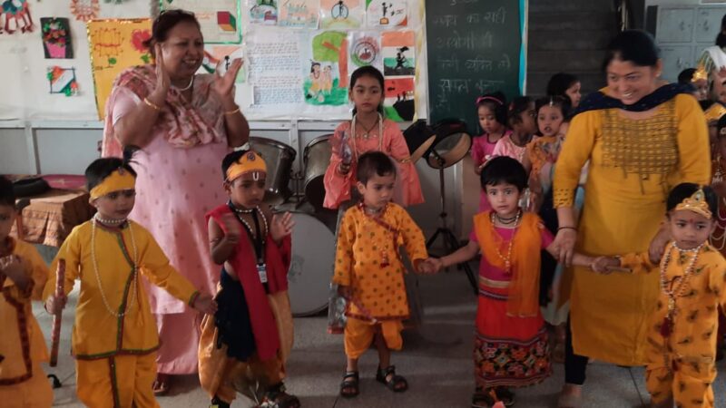 जन्माष्टमी पर क्रेडल में कृष्ण बने छात्र तो राधा बनी छात्राएं