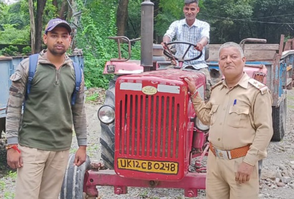 सुखरो नदी में अवैध खनन करता टैक्टर सीज़