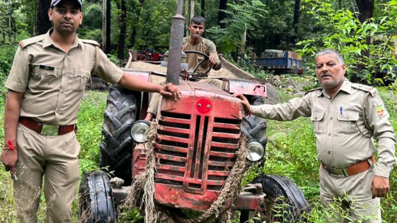 बाज़ नही आ रहे अवैध खननकारी, फिर पकड़ा गया सुखरो नदी में टैक्टर