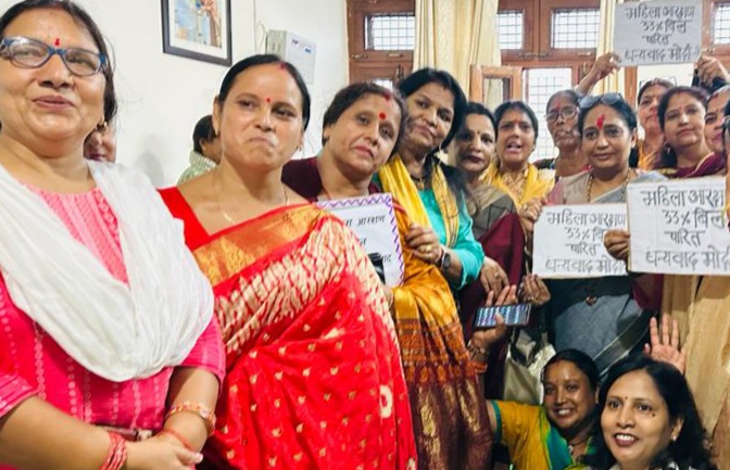 ‘नारी शक्ति वंदन बिल’ पास होने पर भाजपा महिला मोर्चा ने बाँटी मिठाई