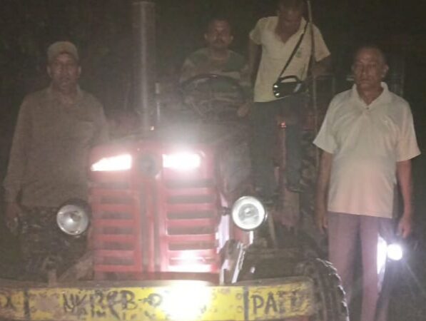 तेलीश्रोत में अवैध खनन कर रहा टैक्टर सीज़