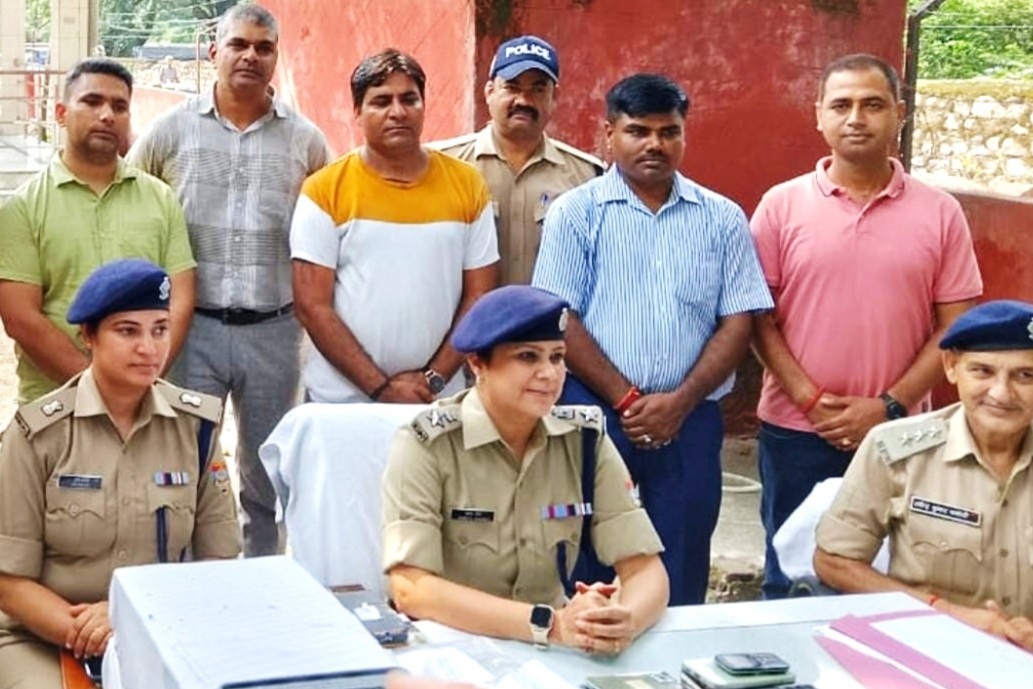 लक्ष्मणझूला स्थित नीरज फॉरेस्ट रिजॉर्ट के अवैध कसीनो पर हुई छापेमारी, 5 लाख 16 हजार रूपये कैश बरामद