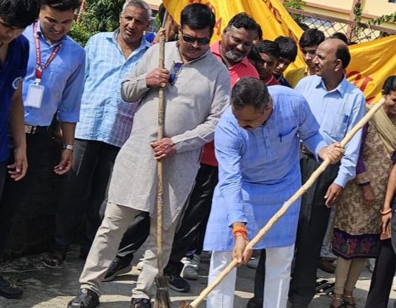 स्वच्छता सेवा पखवाड़े के तहत भाजपा कार्यकर्ताओं ने चलाया सफाई अभियान