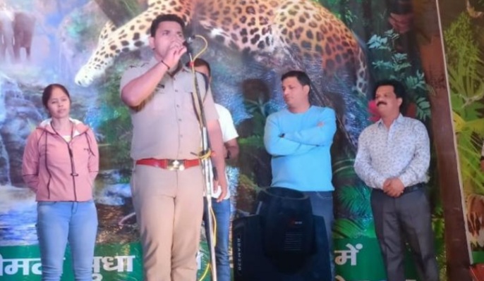 कोटद्वार पुलिस की साइबर सेल रामलीला में लोगों को साइबर अपराधों से बचाव की दे रही जानकारी