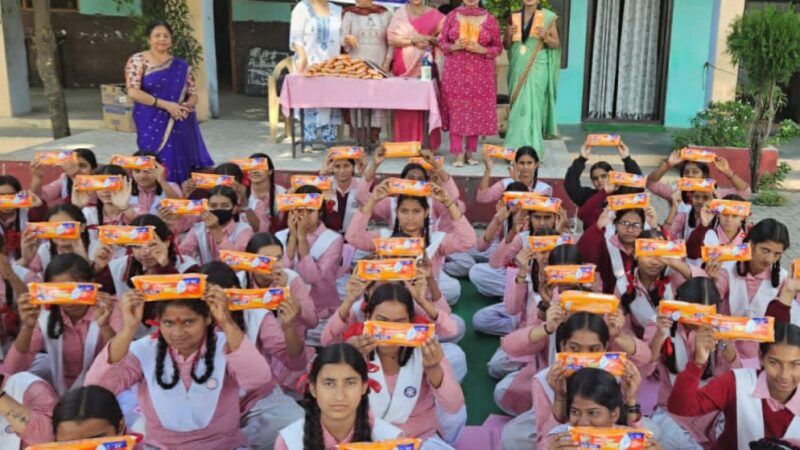 इनर व्हील क्लब द्वारा छात्राओं को सफाई व हाइजीन की दी गयी जानकारी