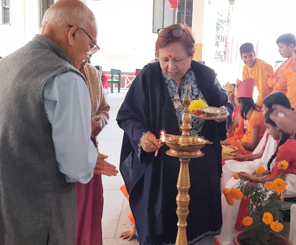 क्रैडल पब्लिक स्कूल में दीपावली के अवसर पर विद्यार्थियों ने बनाई मनमोहक रंगोलियां व सजाये दिए