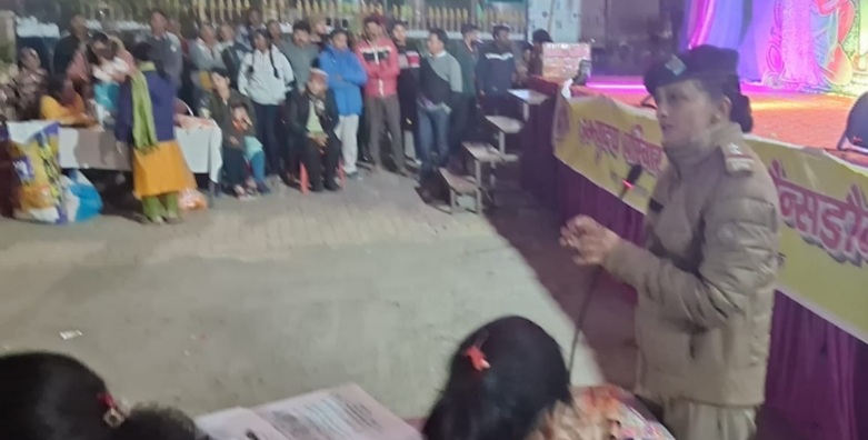 रामलीला मंचों से लगातार चल रहा पौड़ी पुलिस का जन जागरूकता अभियान