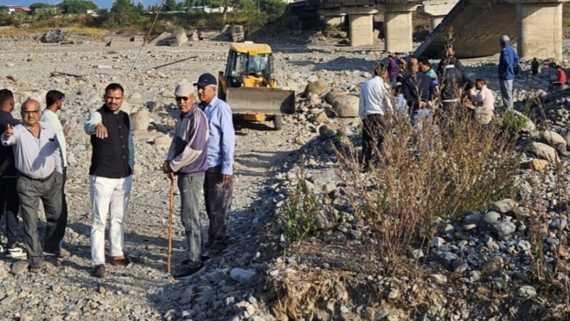 भाजपा जिलाध्यक्ष वीरेंद्र सिंह रावत के नेतृत्व में हुआ मालन नदी मार्ग का समतलीकरण