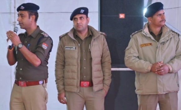 बैकुंठ चतुर्दशी मेले में पुलिस ने लोगों को किया साइबर सुरक्षा के प्रति जागरूक