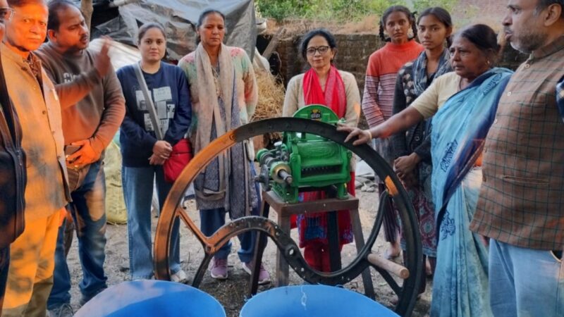 रोटरी क्लब ने जरूरतमंद महिला को दी चाफ कटर