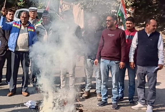 विपक्ष के 142 सांसदों के निलंबन पर कांग्रेस ने फूंका केंद्र का पुतला