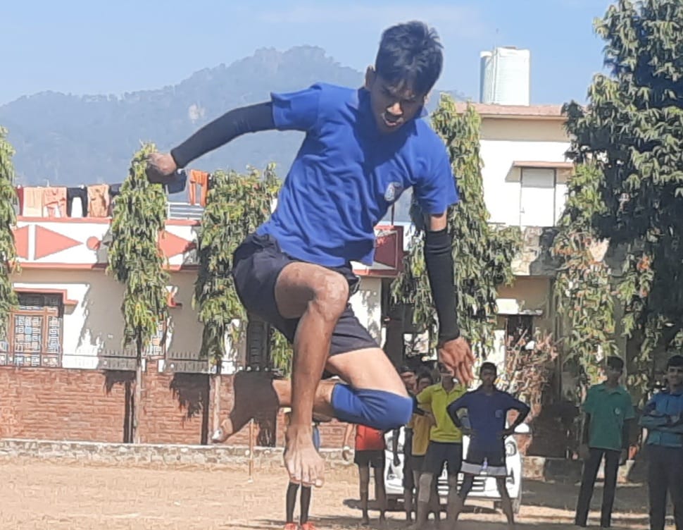 तरुण ने लगाई सबसे लंबी कूद, क्रैडल में हुआ वार्षिक खेल सप्ताह का समापन