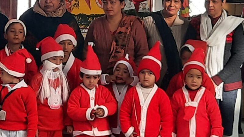 क्रैडल पब्लिक स्कूल में धूमधाम से मनाया गया क्रिसमस व तुलसी पूजन दिवस
