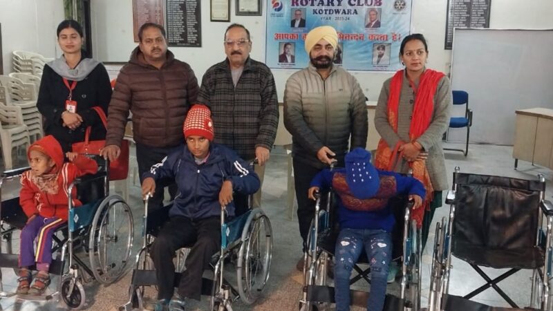 रोटरी क्लब ने 4 दिव्यांगो को बाँटी व्हील चेयर