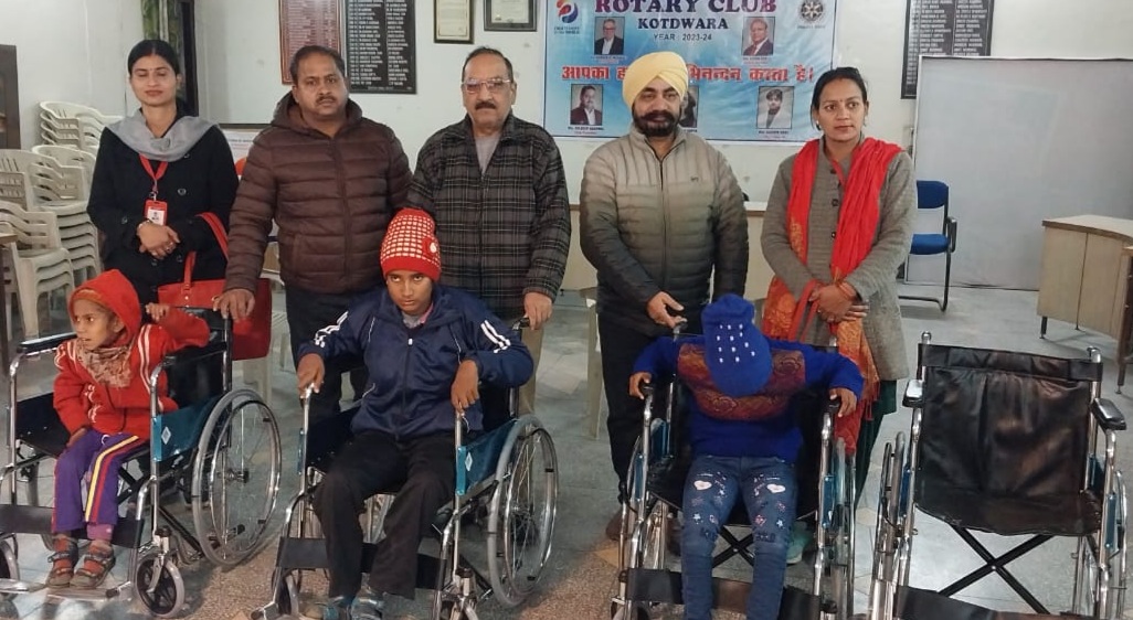 रोटरी क्लब ने 4 दिव्यांगो को बाँटी व्हील चेयर