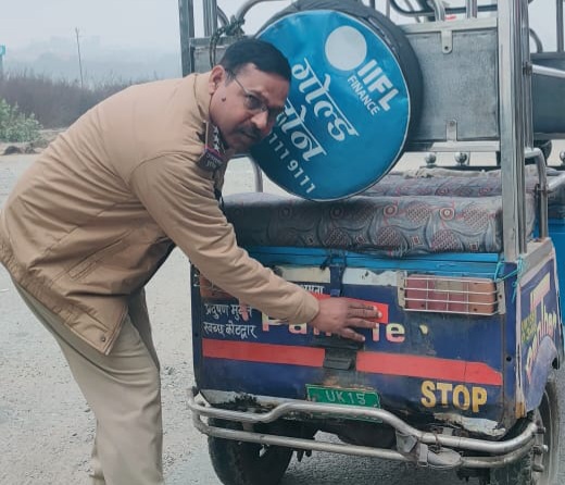 कोहरे से बचाव के लिए यातायात निरीक्षक शिव कुमार सिंह ने लगाए 30 वाहनों पर रिफ्लेक्टर