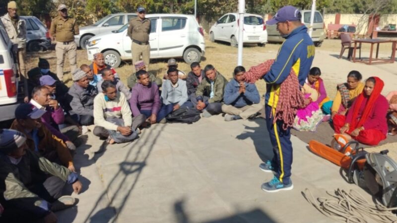 SDRF व पुलिस ने ग्राम चौकीदारों को आपदा एवं राहत बचाव कार्यों के सम्बन्ध में दी जानकारी