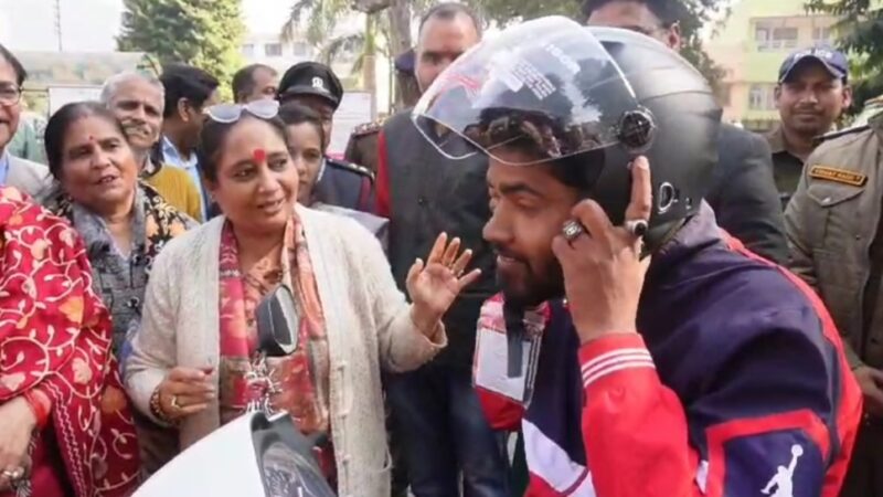 विधानसभा अध्यक्ष ने साप्ताहिक सड़क सुरक्षा जागरूक अभियान का शुभारंभ कर किये हेलमेट वितरित