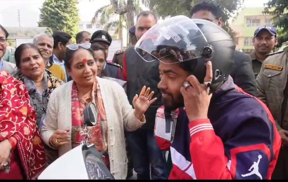 विधानसभा अध्यक्ष ने साप्ताहिक सड़क सुरक्षा जागरूक अभियान का शुभारंभ कर किये हेलमेट वितरित