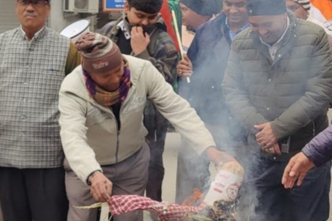 मुख्यमंत्री धामी के विधानसभा क्षेत्र में नाबालिग को न्याय न मिलने पर भड़की कांग्रेस, फूंका पुतला