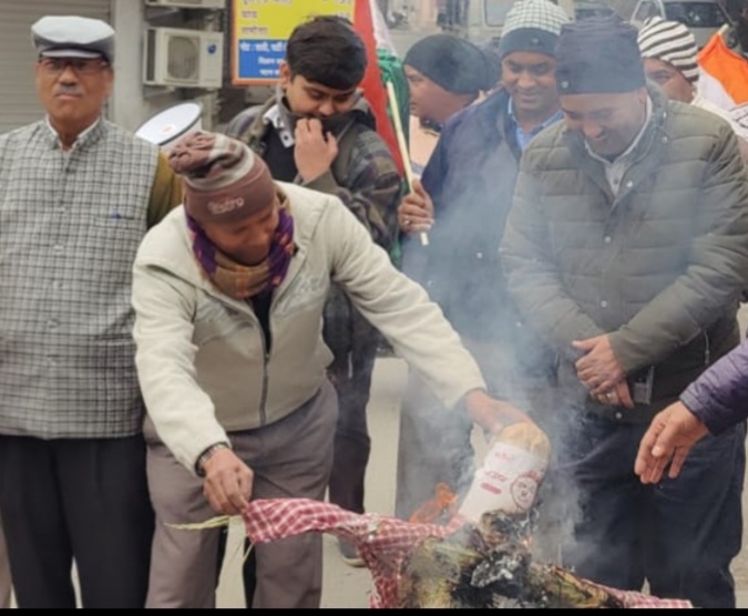मुख्यमंत्री धामी के विधानसभा क्षेत्र में नाबालिग को न्याय न मिलने पर भड़की कांग्रेस, फूंका पुतला