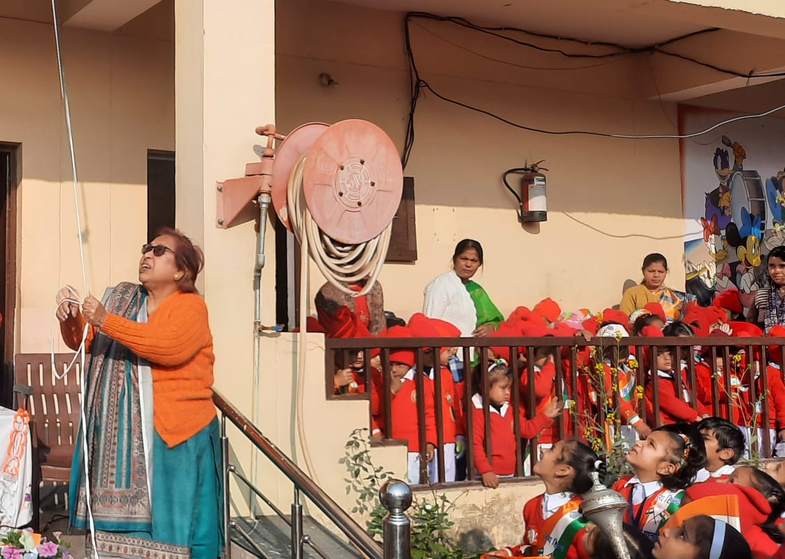 क्रैडल पब्लिक स्कूल में धूमधाम से मनाया गया 75 वां गणतंत्र दिवस