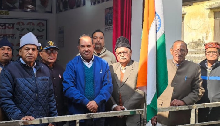 जिला कांग्रेस कार्यालय कोटद्वार में जिलाध्यक्ष विनोद डबराल ने किया ध्वजारोहण