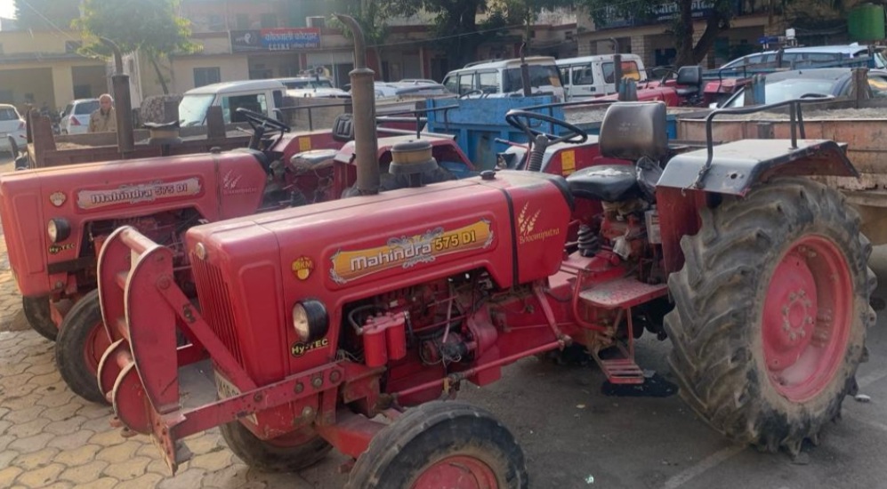 अवैध खनन में शामिल 3 ट्रैक्टर ट्रॉलियों को पुलिस ने किया जब्त