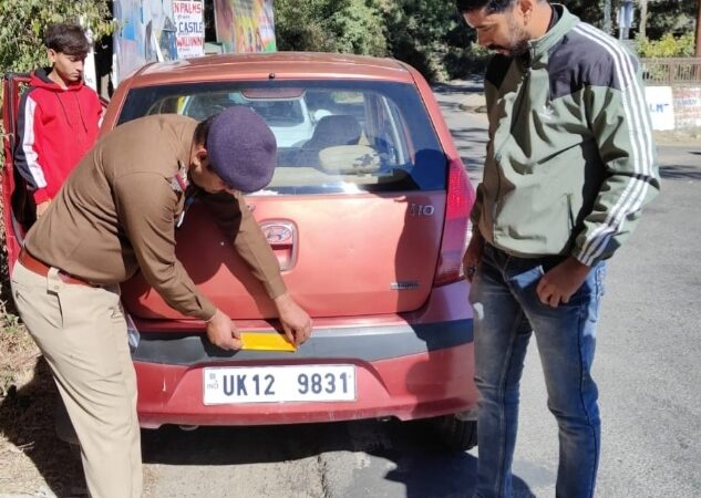 कोहरे पर दुर्घटनाओं से बचाव हेतु पौड़ी पुलिस लगा रही वाहनों पर रिफ्लेक्टिव टेप