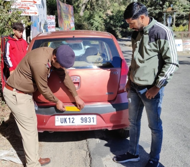 कोहरे पर दुर्घटनाओं से बचाव हेतु पौड़ी पुलिस लगा रही वाहनों पर रिफ्लेक्टिव टेप
