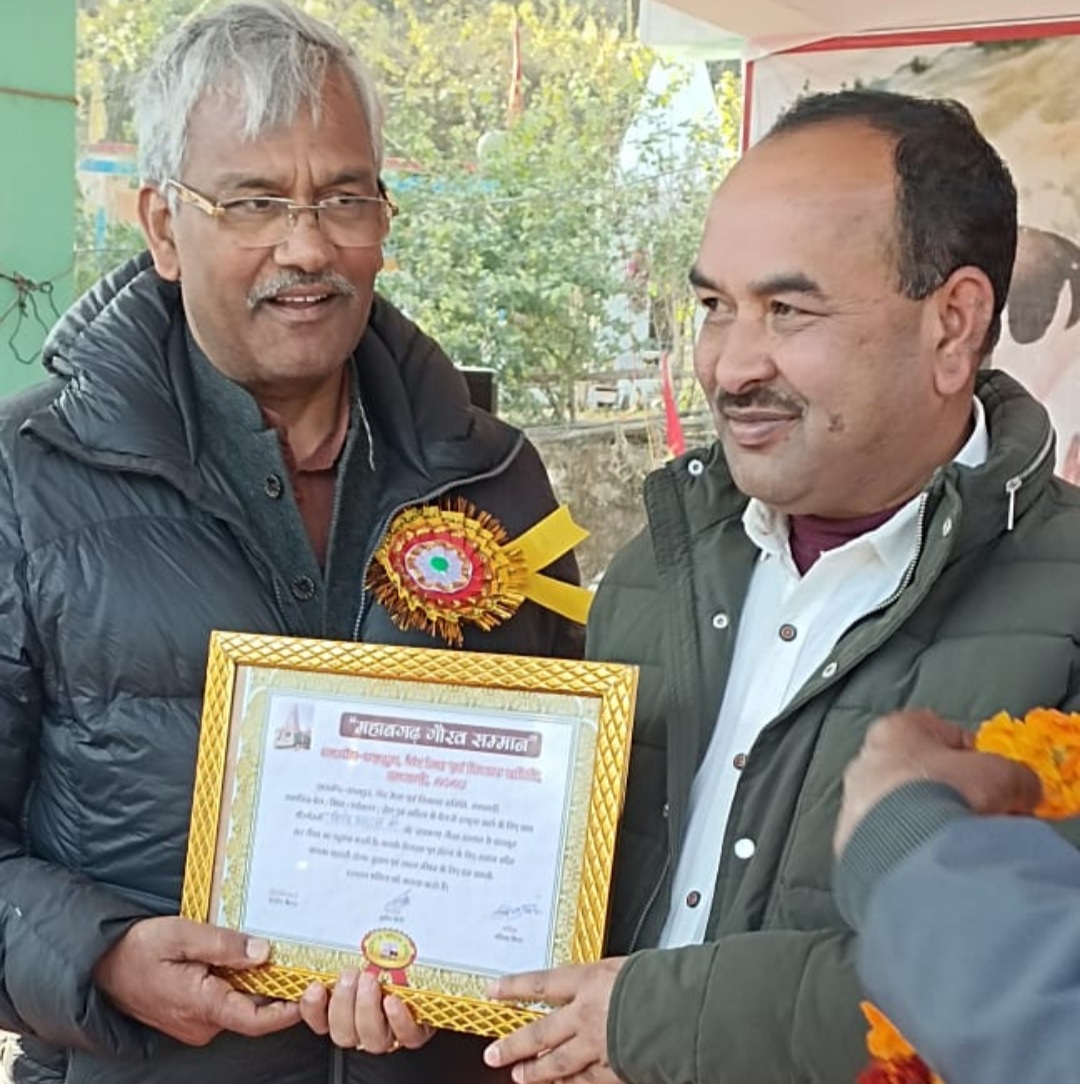 कांग्रेस जिला अध्यक्ष को पूर्व भाजपा मुख्यमंत्री ने किया सम्मानित