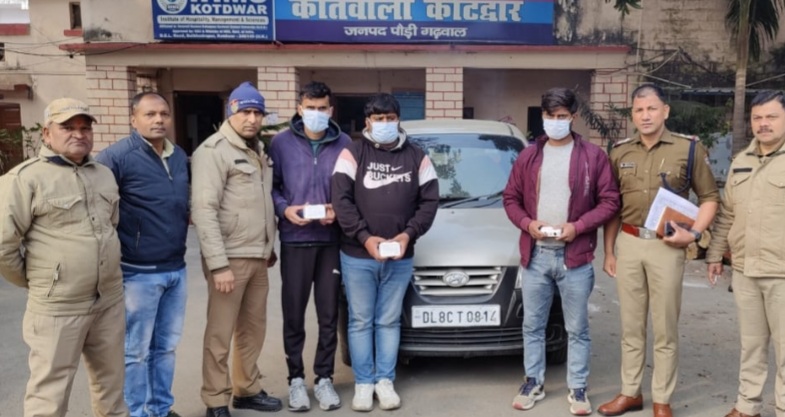 एटीएम कार्ड बदलकर धोखाधड़ी करने वाले 03 शातिर अभियुक्तों को पौड़ी पुलिस ने किया गिरफ्तार, मदद के बहाने से बदलते थे एटीएम कार्ड