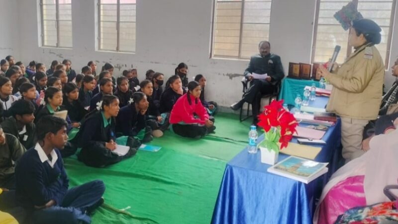 कोटद्वार पुलिस द्वारा स्कूली छात्र-छात्राओं को नशे के दुष्प्रभावों एवं साइबर अपराधों से बचाव के प्रति किया गया जागरूक