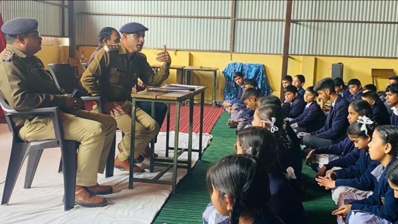 यातायात पुलिस ने स्कूली छात्र-छात्राओं को दी यातायात नियमों की जानकारी
