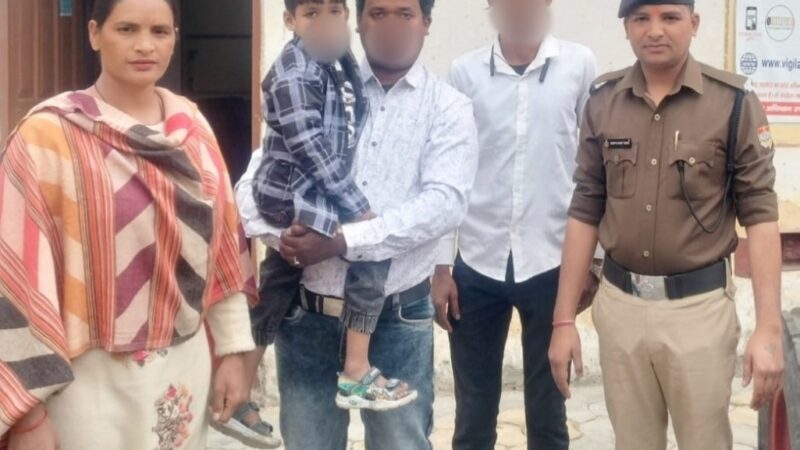 रोती बिलखती नन्ही परी को पौड़ी पुलिस ने चंद घण्टों में मिलाया परिजनों से