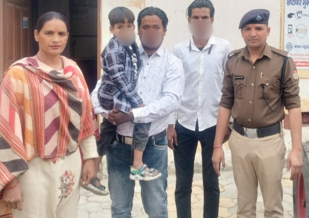रोती बिलखती नन्ही परी को पौड़ी पुलिस ने चंद घण्टों में मिलाया परिजनों से