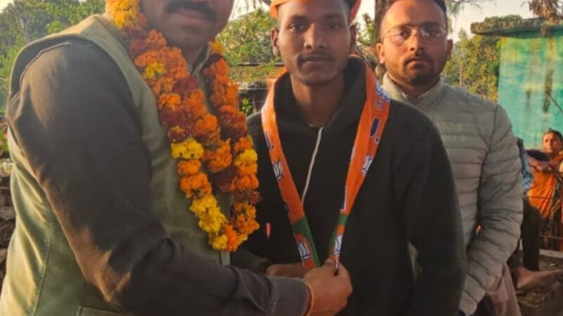 लालपानी सनेह के सैकड़ो कांग्रेस कार्यकर्ताओं ने ली भाजपा की सदस्यता