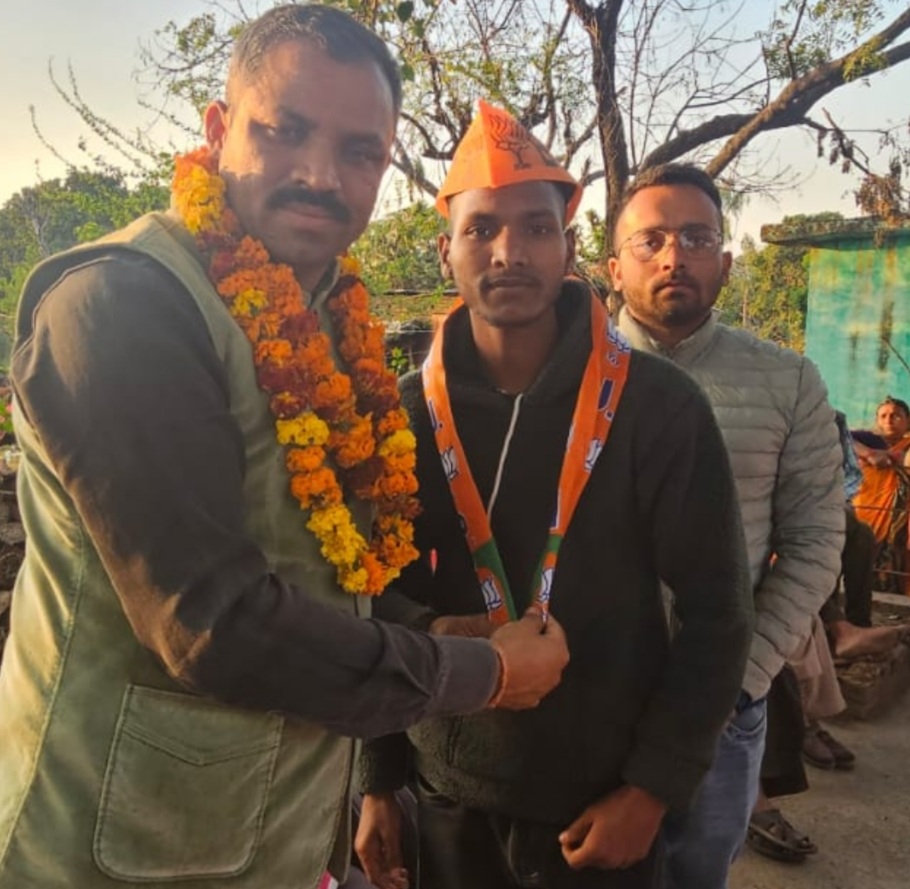 लालपानी सनेह के सैकड़ो कांग्रेस कार्यकर्ताओं ने ली भाजपा की सदस्यता