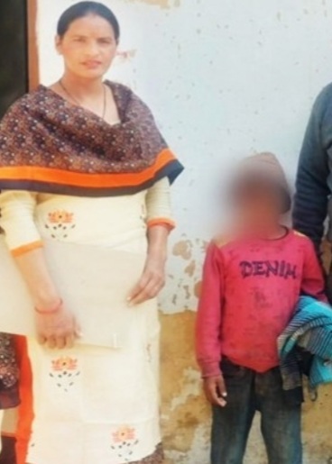 “ऑपरेशन मुक्ति” अभियान के तहत लावारिस घूमने वाले बालक को सकुशल किया बाल कल्याण समिति के सुपुर्द