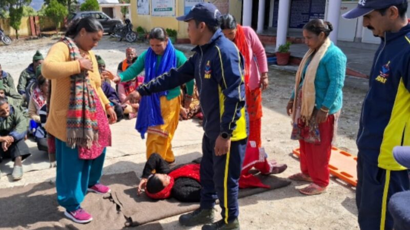 एसएसपी पौड़ी की पहल पर SDRF द्वारा ग्राम प्रहरियों को दिया जा रहा आपदा का प्रशिक्षण